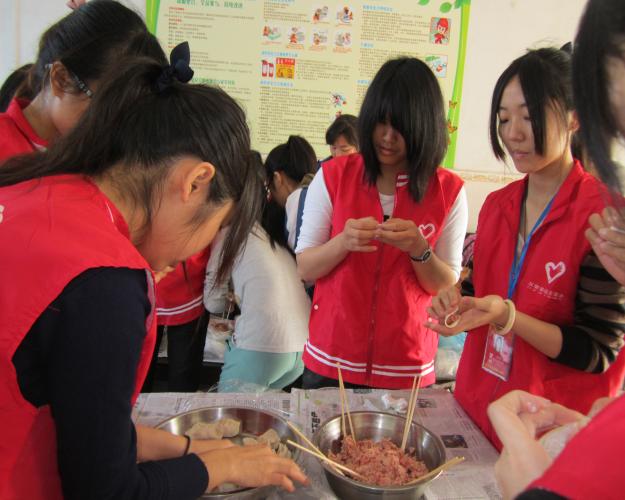 新闻稿照片2——志愿者们参与到包饺子和送饺子的活动中去.jpg 新闻稿照片2——志愿者们参与到包饺子和送饺子的活动中去.jpg